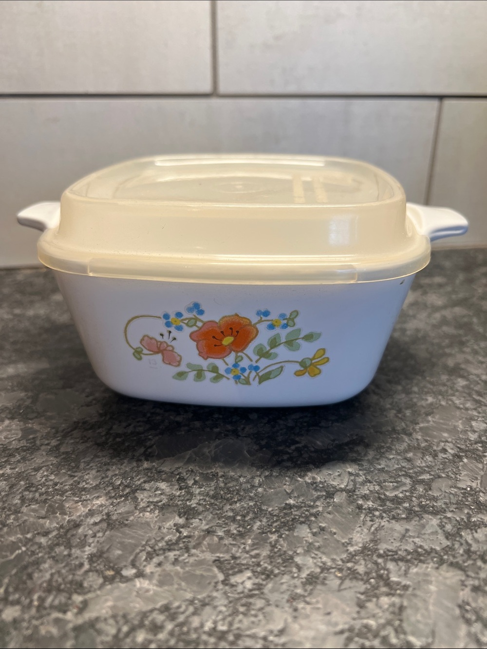 Corningware 2-3/4 cup casserole dish withWhite